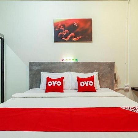 Oyo 412 7 Days Hotel Chiang Mai Buitenkant foto