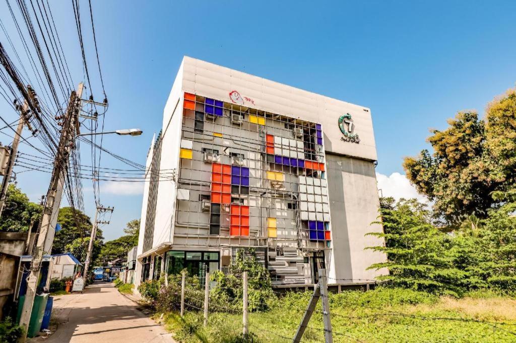 Oyo 412 7 Days Hotel Chiang Mai Buitenkant foto